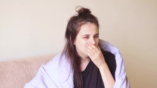 Malade Jeune Femme Est Assis Maison Avec Mal Gorge Toux — Video