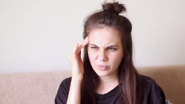 Zieke Jonge Vrouw Zit Thuis Met Ernstige Hoofdpijn — Stockvideo