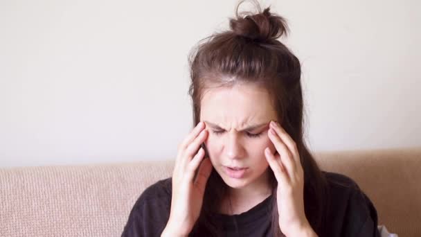 Chora Młoda Kobieta Siedząca Domu Silnym Bólem Głowy — Wideo stockowe
