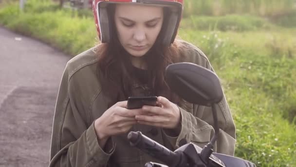 Girl Traveler Text Message Phone Stopping Bike Edge Road Sunrise — Stock Video