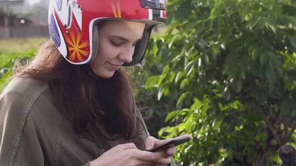 Girl Reiziger Sms Een Bericht Telefoon Stoppen Een Fiets Aan — Stockvideo