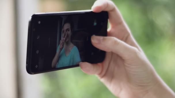 Junge Hübsche Frau Macht Selfie Nahaufnahme Hand Hält Handy — Stockvideo