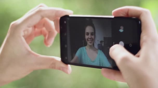 Giovane Bella Donna Selfie Primo Piano Telefono Mano — Video Stock