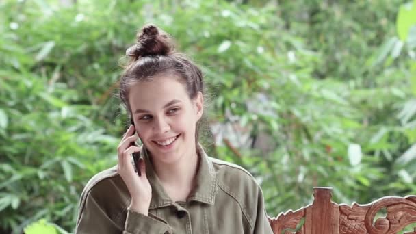 Young Girl Talking Phone Smiling — Stock Video