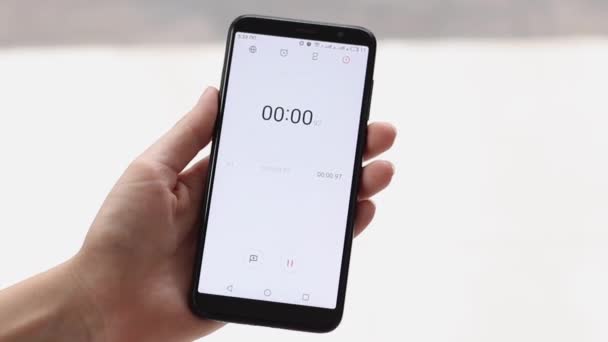 Cronômetro Nas Mãos Uma Mulher Conta Até Garota Detém — Vídeo de Stock