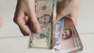 Gezgin kadınlar paralarını farklı para birimleriyle sayar.