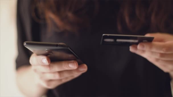 Mulher Paga Compras Pela Internet Com Cartão Crédito — Vídeo de Stock