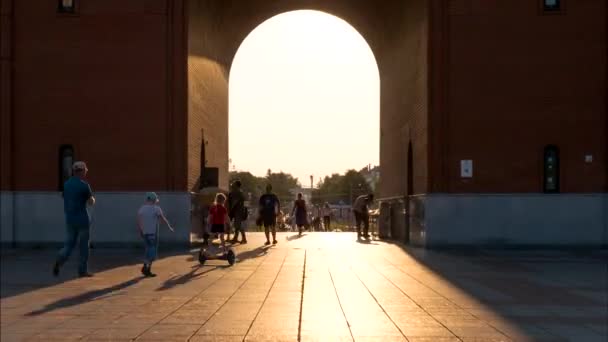 Bogenweg Sommerlichen Sonnenuntergang Mit Wanderern Zeitraffer — Stockvideo