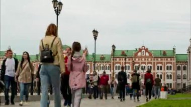 Yaz günü bulvardaki çeşmeler.