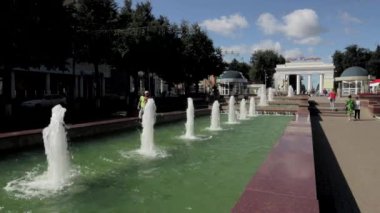 Sokakta bir sürü insan yürüyor, zaman geçiyor.