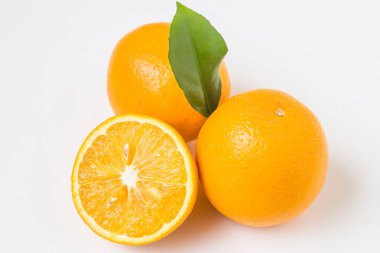 beyaz arkaplanda portakallar