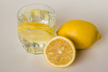 Limon ve su bir bardak limon dilimleri ile.