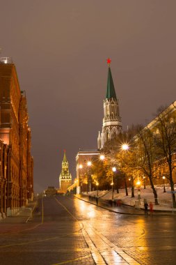 Akşam Moskova. Kremlin geçit.
