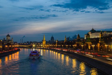 Akşam Moskova. Moskvoretsky köprü Kremlin görünümünden ve Kremlin dolgu.
