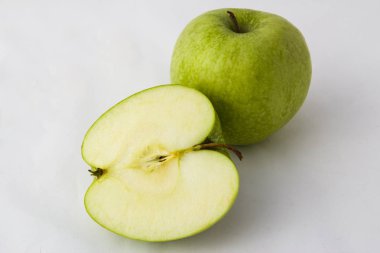 Beyaz izole zemin üzerine yeşil elma