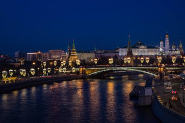 Moskova Kremlin ve nehir gece görüşü