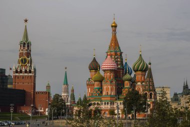 Moskova. St. 'in manzarası Basil 'in Katedrali ve Spassky Kulesi.