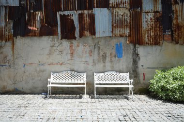 Eski tuğla duvar, doku arka plan üzerinde beyaz sandalye
