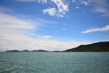 Mavi su yüzeyi ve beyaz bulut gökyüzü songkhla Gölü üzerinde.