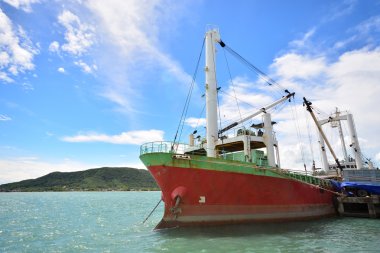 Kargo gemisi liman ve mavi bir gökyüzü, Songkhla Gölü 