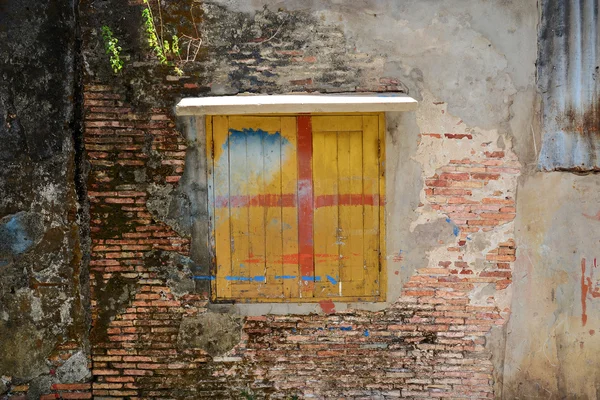 Sprucken betong på gammal tegelvägg med fönster textur bak — Stockfoto