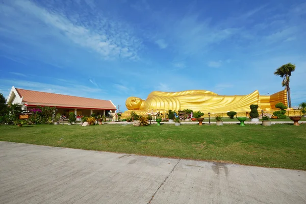 Socha ležícího Buddhy zlata v Songkhla jihu Thajska — Stock fotografie