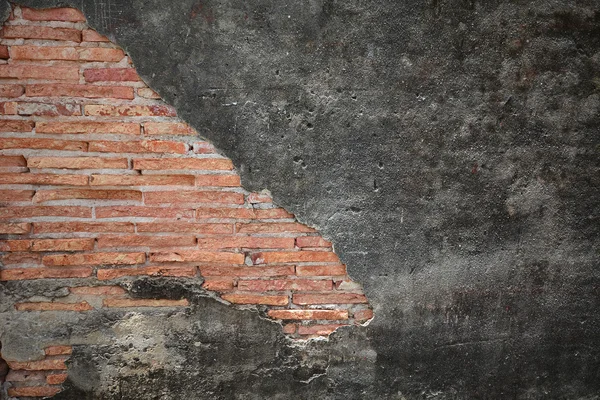 Hormigón agrietado sobre fondo de pared de ladrillo viejo — Foto de Stock