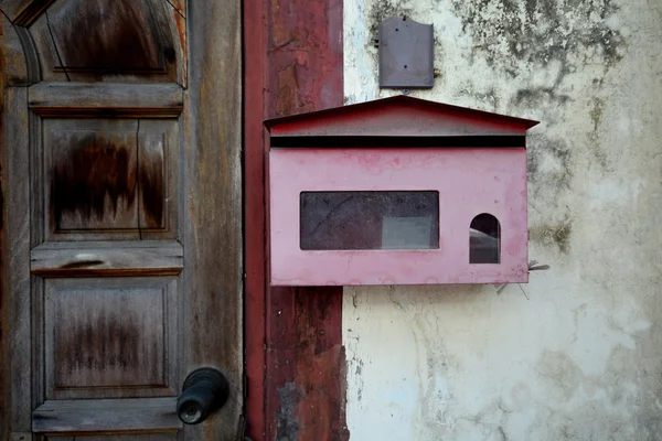 Vecchia cassetta postale rossa su muro di cemento — Foto Stock