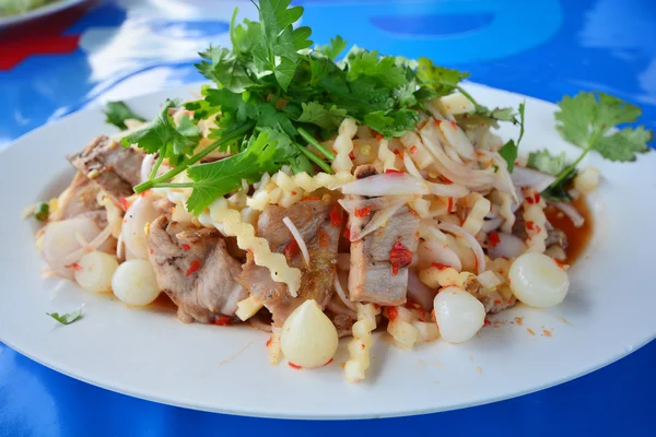 Salade de porc épicée aux légumes mélangés, cuisine thaïlandaise — Photo