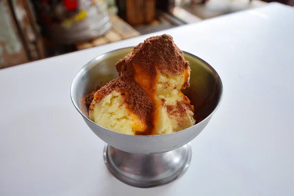 Helado de vainilla con yema de huevo y chocolate en polvo, estilo tailandés —  Fotos de Stock