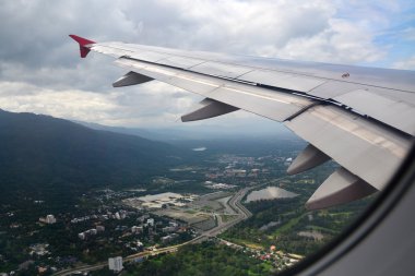 Bulutlar ve bir uçak pencereden Chiang Ma görüldüğü gibi şehir