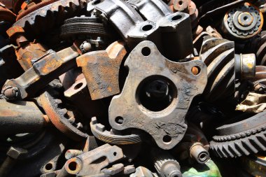Geri dönüşüm eski motor parçaları hurda metal yığını