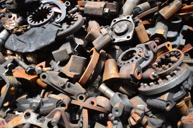 Geri dönüşüm eski motor parçaları hurda metal yığını