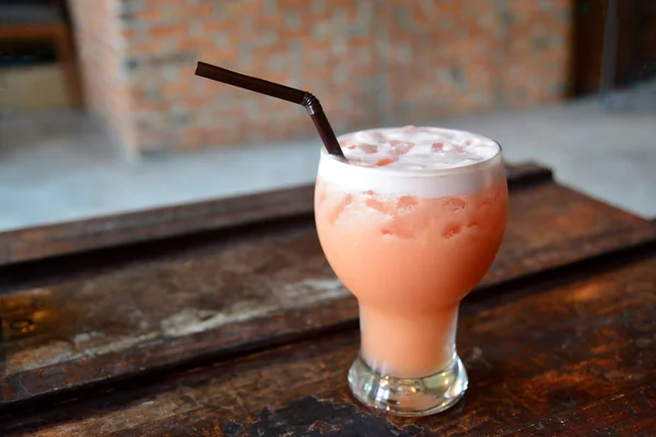 Glass of fresh healthy fruit and strawberry smoothie — Stock Photo, Image