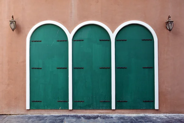 Puerta grunge vieja, estilo colonial, con poste de la lámpara —  Fotos de Stock