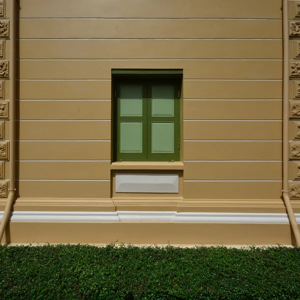 Vintage ventana de madera en la pared textura de fondo con gras verde —  Fotos de Stock