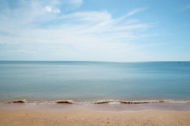 Güzel gökyüzü ile tropikal plaj