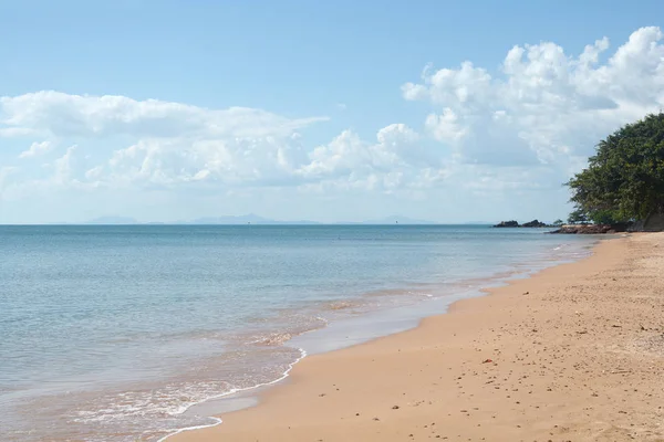 地处热带的海滩，海砂的夏日的天空 — 图库照片