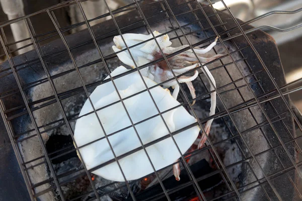 Närbild av färsk bläckfisk barbeque som grillas på träkol spis — Stockfoto