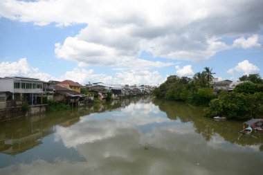 Tayland river Chanthaburi Nehri'nin kıyısında evler