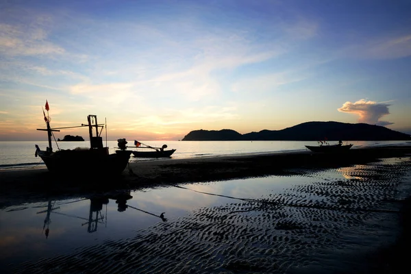 Barca da pesca in spiaggia con Tramonto — Foto Stock