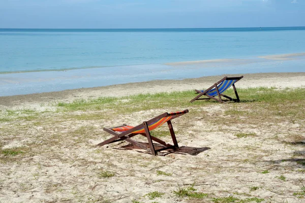 Sedie da spiaggia sulla spiaggia di sabbia tropicale — Foto Stock