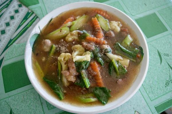 Mie goreng dengan daging babi dan kale direndam dalam saus, masakan Thailand — Stok Foto