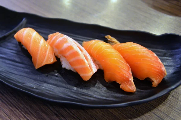 Σύνολο σολομού σούσι, ιαπωνική τροφίμων στυλ — Φωτογραφία Αρχείου