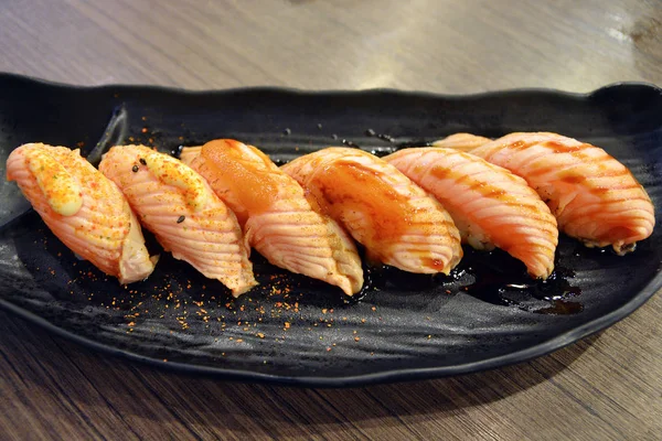 Στη σχάρα σολομού sushi στην πλάκα, ιαπωνικά τρόφιμα στυλ — Φωτογραφία Αρχείου