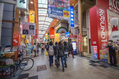 Osaka, Japonya - 2 Aralık 2016: Ana kapalı alışveriş caddesi