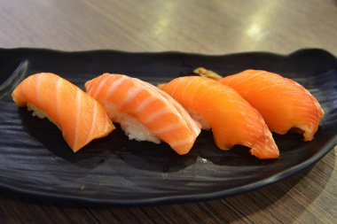 Somon suşi ile seçici odak ayarlamak kadar kapatın