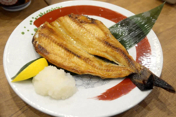 Pescado a la parrilla en el plato, comida japonesa — Foto de Stock