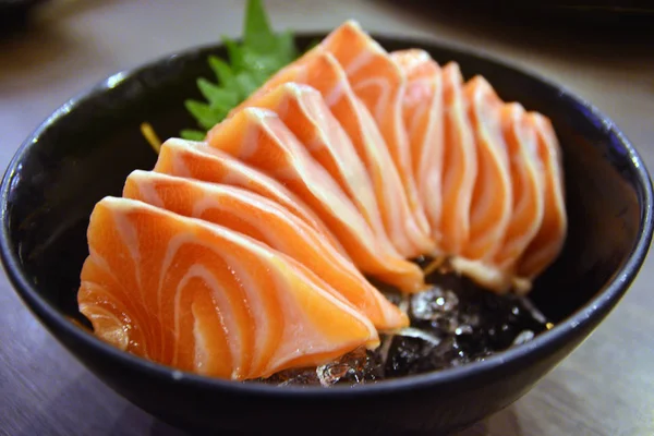 サーモン刺身皿セレクティブ フォーカス ポイント - 日本の食スタイル — ストック写真