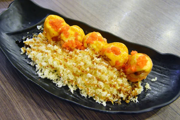 Somon suşi roll - Japon gıda tarzı